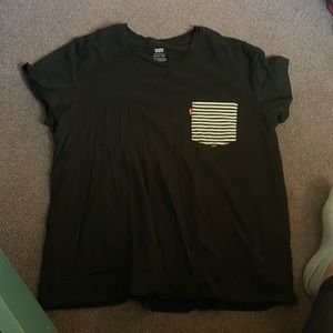 Black Levi’s t-shirt with striped pocket